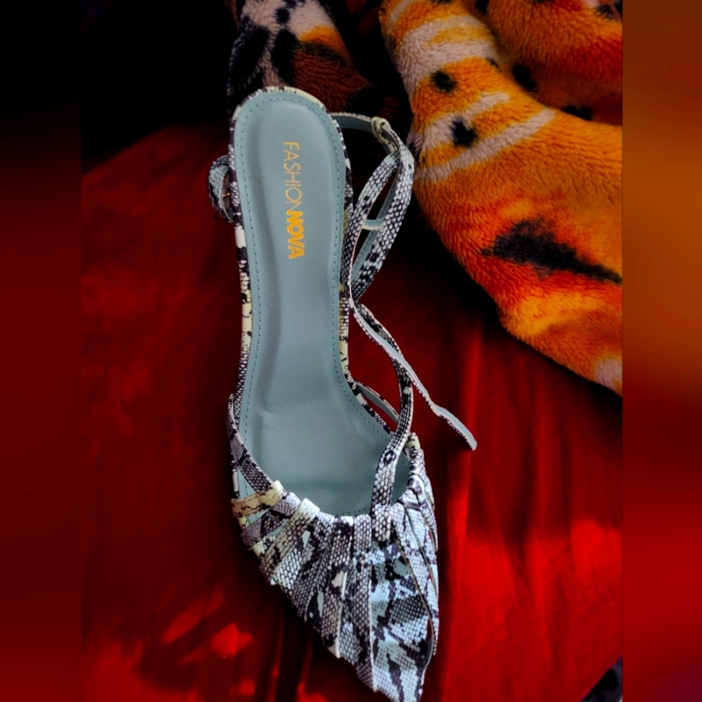 Fashion Nova size 9 open toe sandal